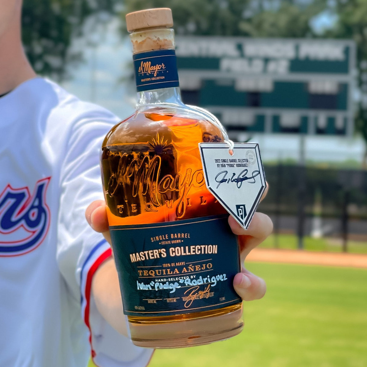 EL MAYOR | MASTERS COLLECTION 2022 SINGLE BARREL AÑEJO | PUDGE RODRIGUEZ SIGNED EDITION at CaskCartel.com 1EL MAYOR | MASTERS COLLECTION | PUDGE RODRIGUEZ SINGLE BARREL AÑEJO | 2022 LIMITED EDITION at CaskCartel.com 2